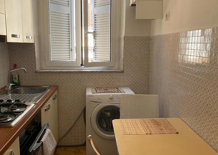 Bright And Cozy In Monti Apartment